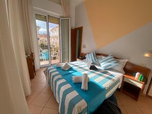 Camera con letto matrimoniale o 2 letti singoli | Una cassaforte in camera, una scrivania, Wi-Fi gratuito, lenzuola