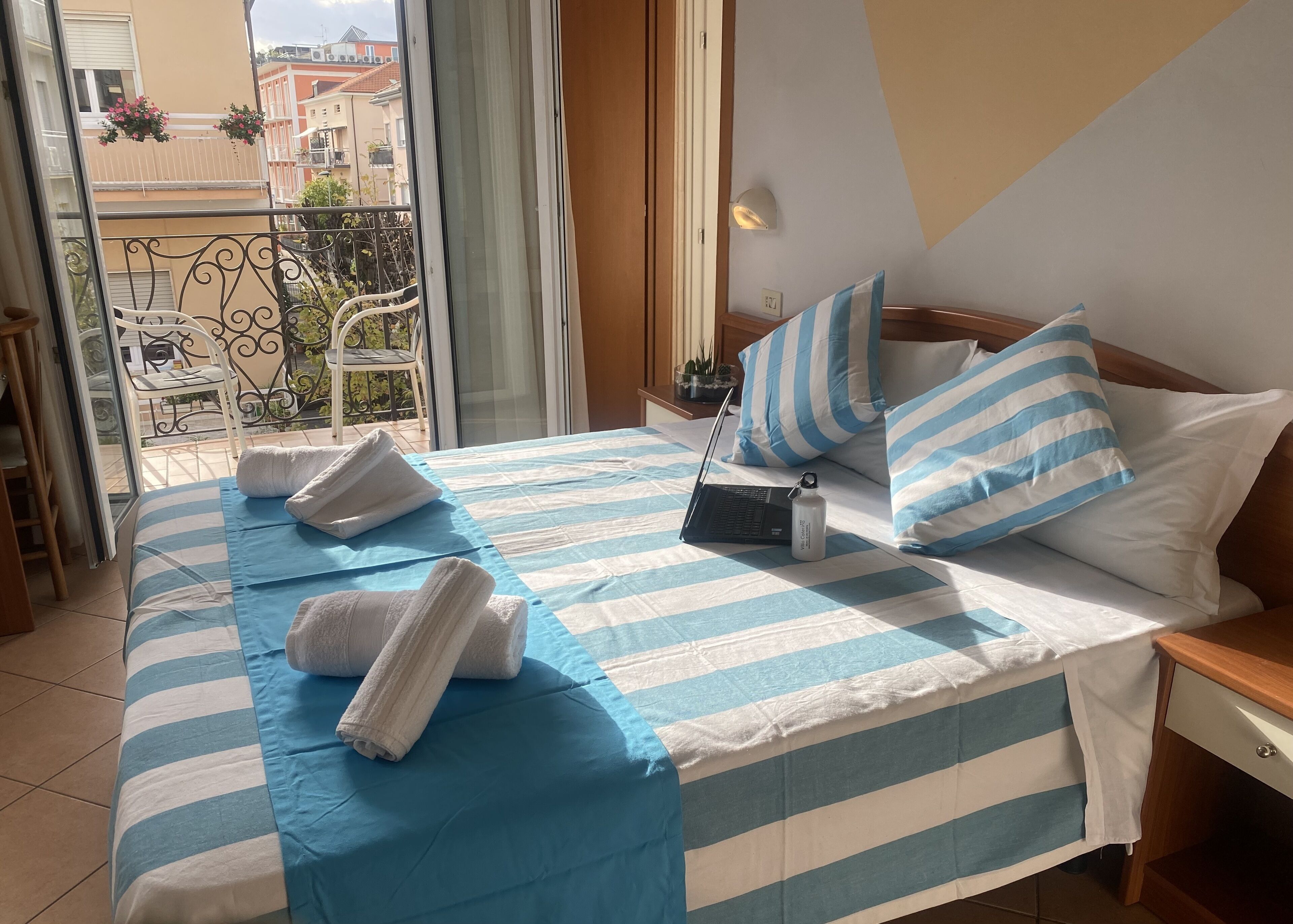 double or twin room | in-room safe, desk, free wifi, bed sheets