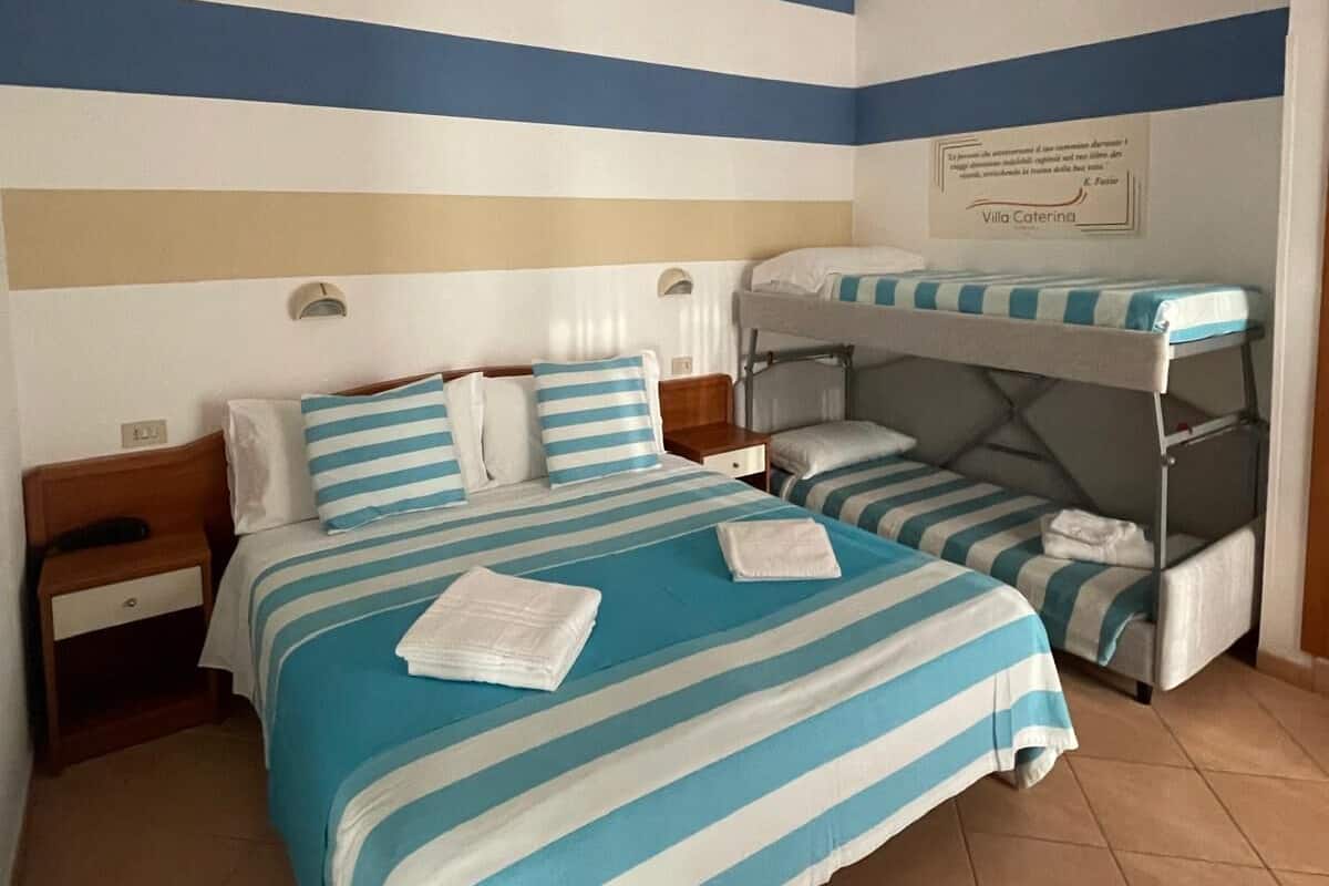 Quadruple Room | In-room safe, desk, free WiFi, bed sheets