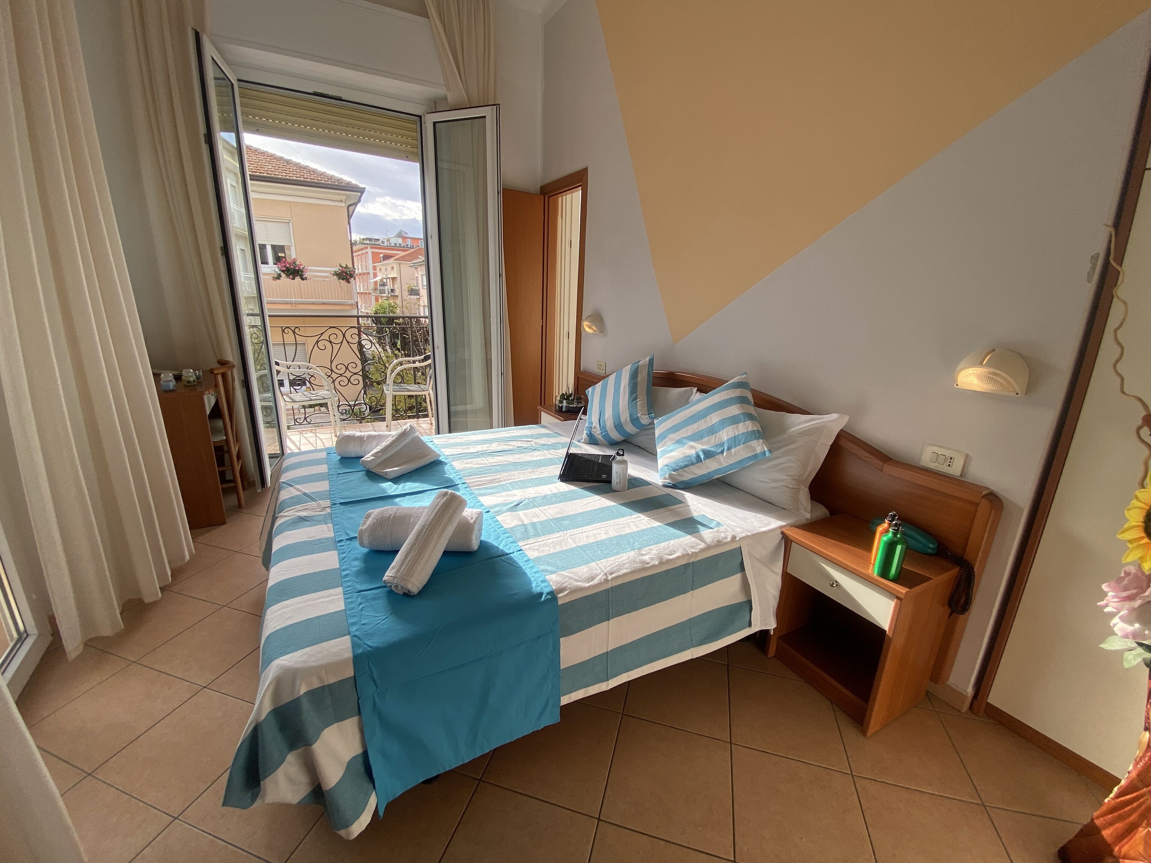 double or twin room | in-room safe, desk, free wifi, bed sheets