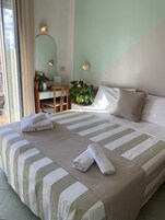 Camera con letto matrimoniale o 2 letti singoli | Una cassaforte in camera, una scrivania, Wi-Fi gratuito, lenzuola
