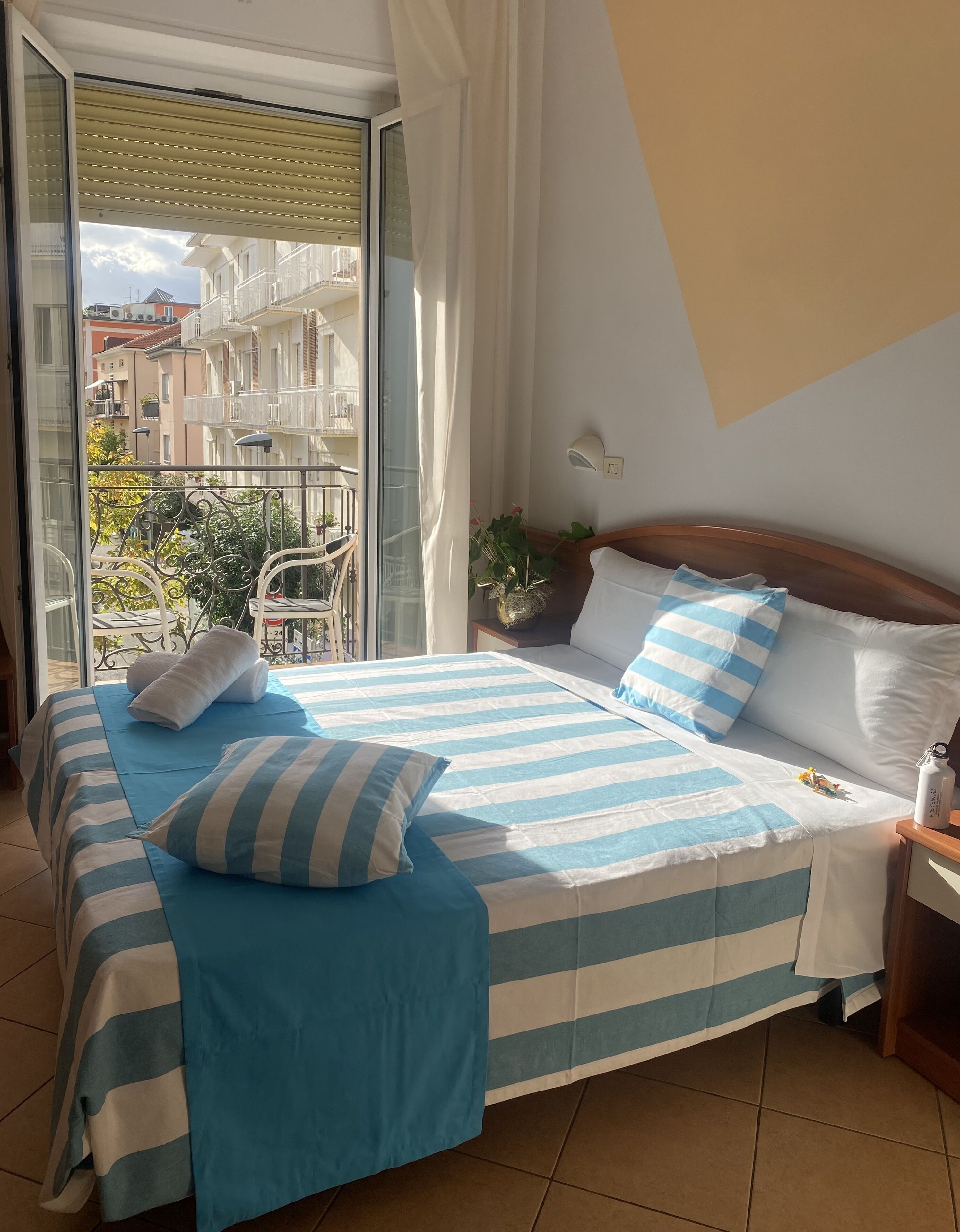 double or twin room | in-room safe, desk, free wifi, bed sheets