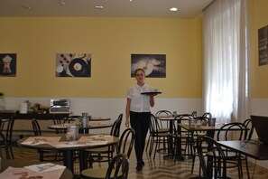 Colazione a buffet, servita tutte le mattine (10 EUR a persona) 