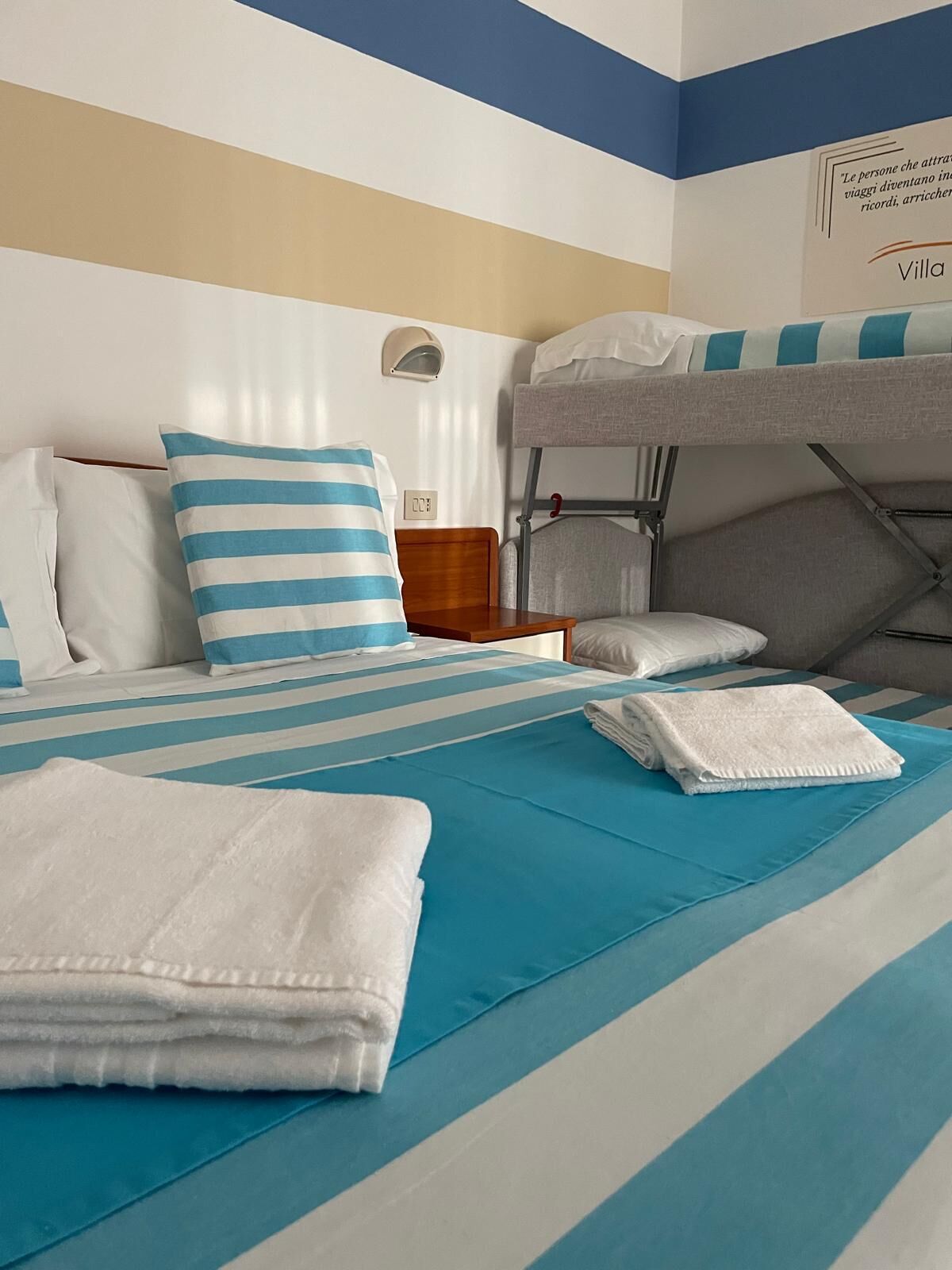 Vierbettzimmer | Badezimmer | Dusche, kostenlose Toilettenartikel, Haartrockner, Handtücher