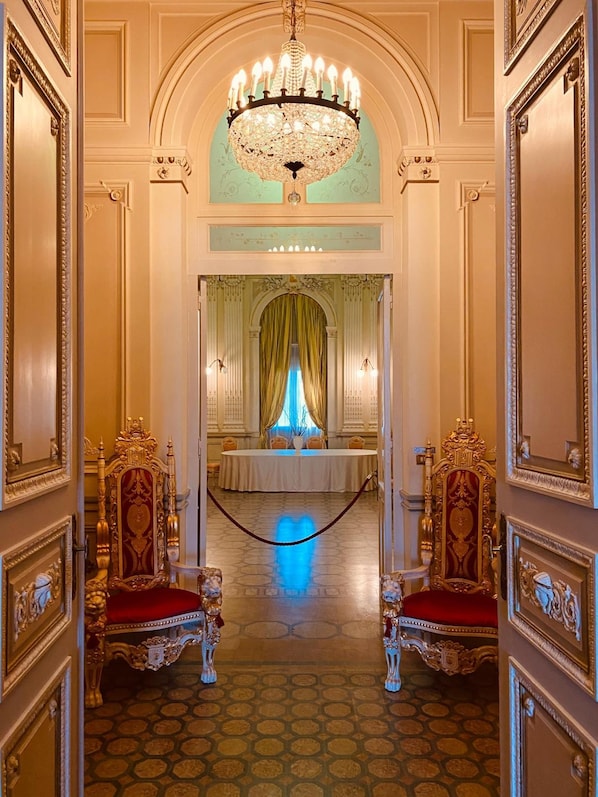 Daily continental breakfast (EUR 15 per person)