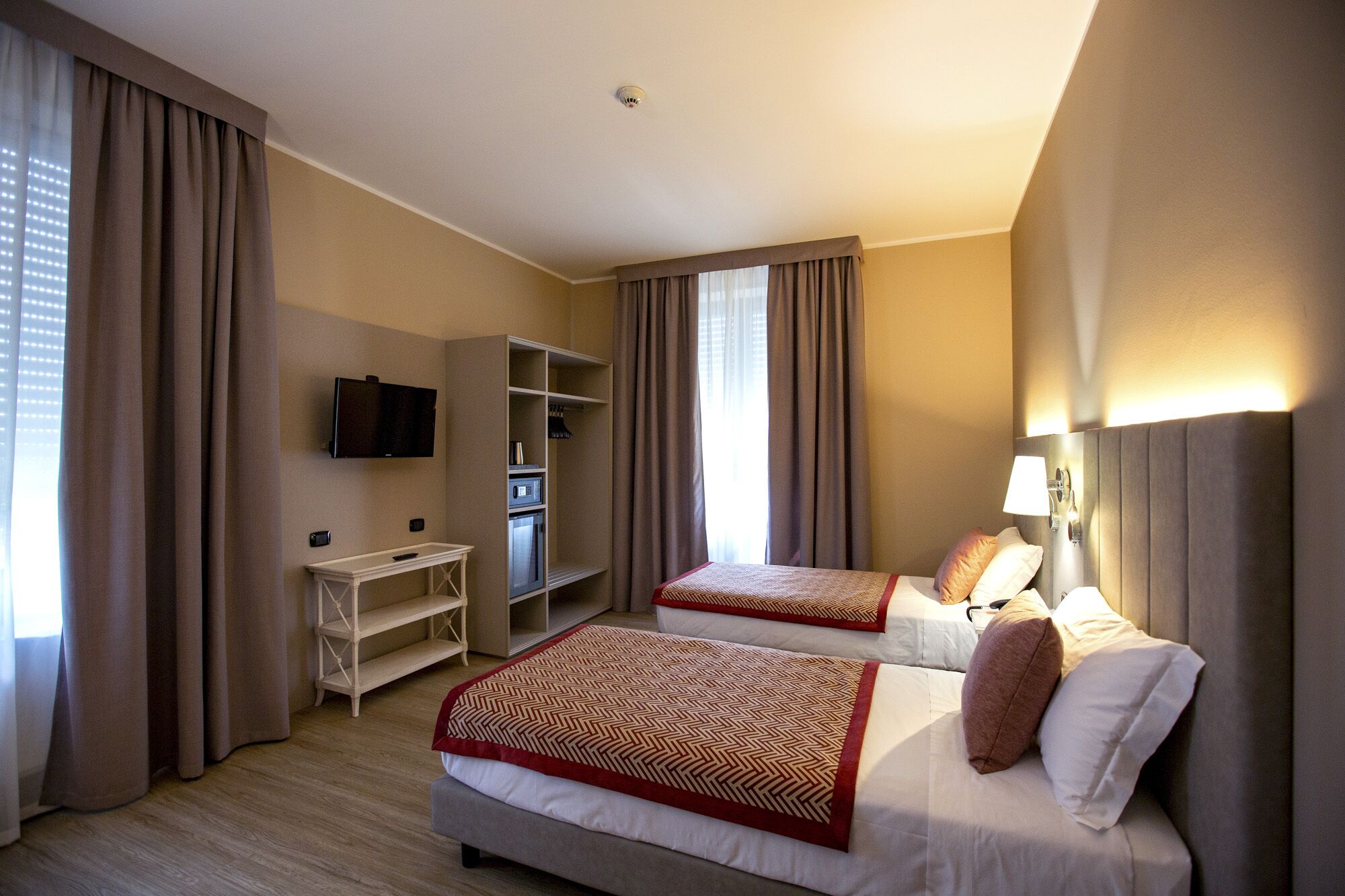 twin room | 1 bedroom, down duvets, minibar, in-room safe