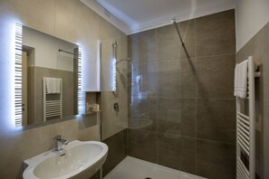 Dusche, Regendusche, kostenlose Toilettenartikel, Haartrockner