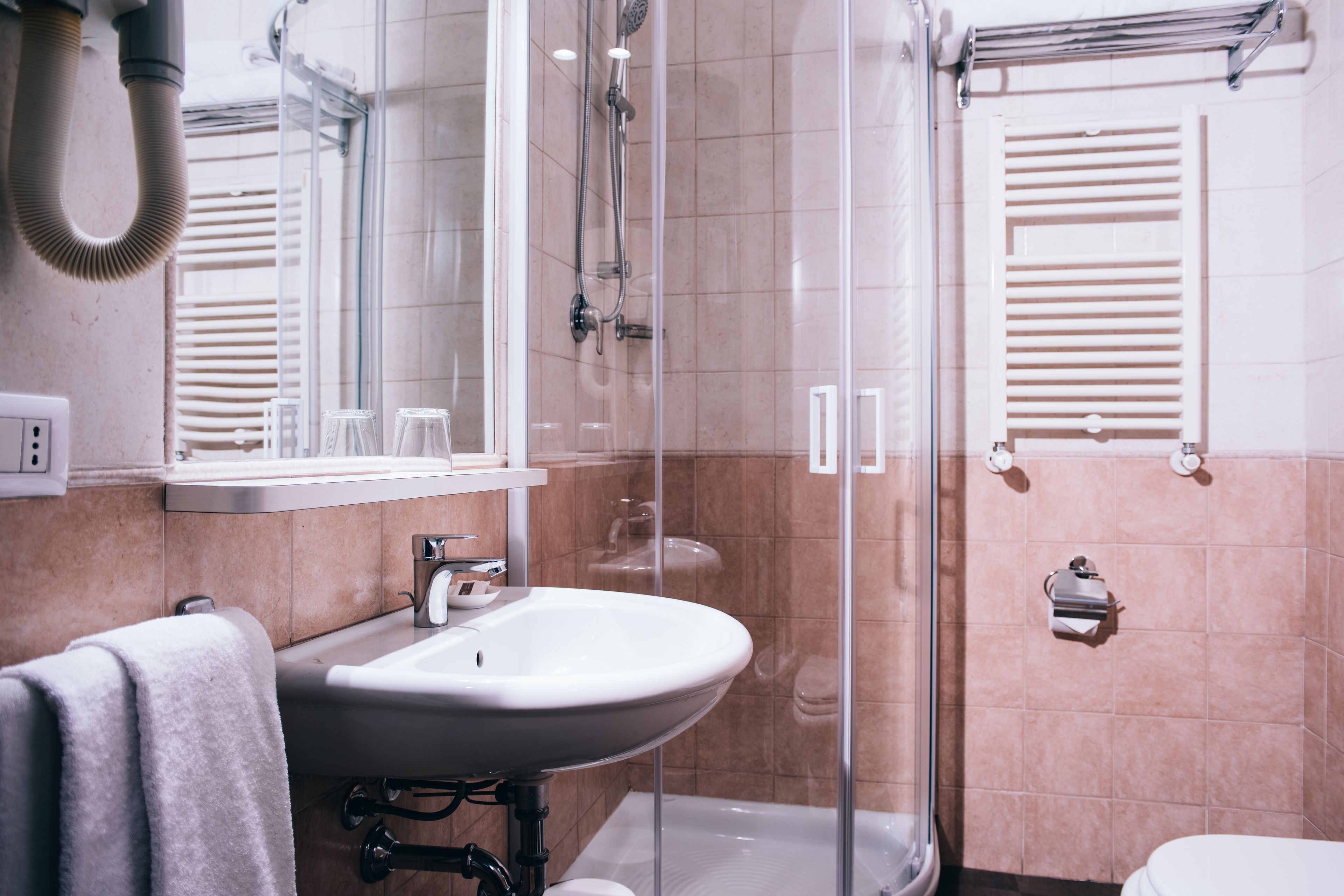 deluxe twin room | bathroom | shower, rainfall showerhead, free toiletries, hair dryer