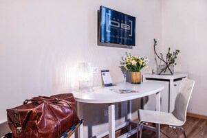 Kaliteli yatak takımı, kuştüyü yorgan, odada kasa, masa 