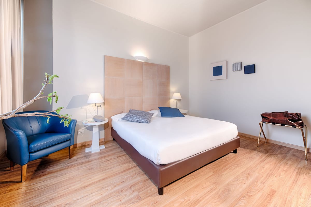 Premium bedding, down duvets, in-room safe, desk