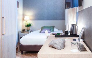 Deluxe Tek Kişilik Oda | Kaliteli yatak takımı, kuştüyü yorgan, odada kasa, masa 