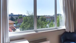 A room with a large window, a radiator, and a chair. - Hotel Oro Blu (Milan)