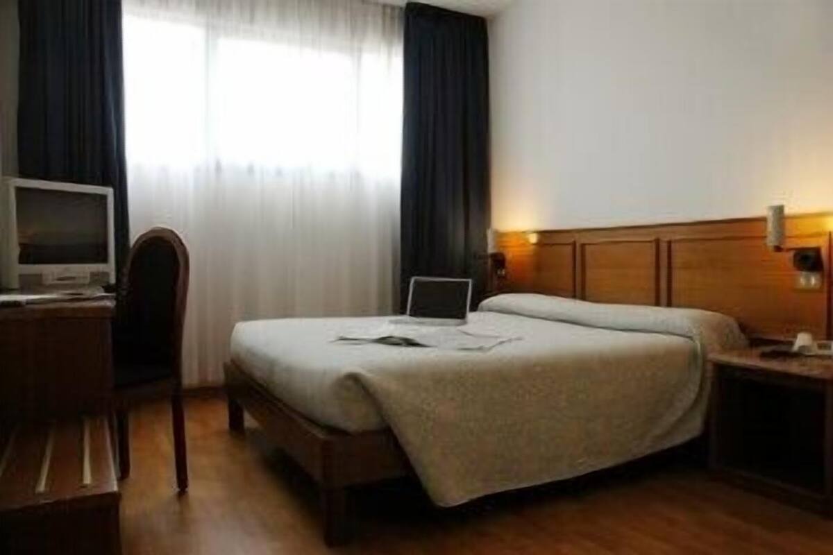 Tweepersoonskamer, voor 1 persoon (1 double bed) | Italiaanse Frette-lakens, een minibar, een kluis op de kamer, een bureau