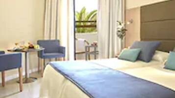 Habitación con 1 cama doble o 2 individuales, balcón, vistas parciales al mar | Escritorio, cortinas opacas, wifi gratis y ropa de cama