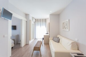 Caja de seguridad en la habitación, escritorio y ropa de cama 