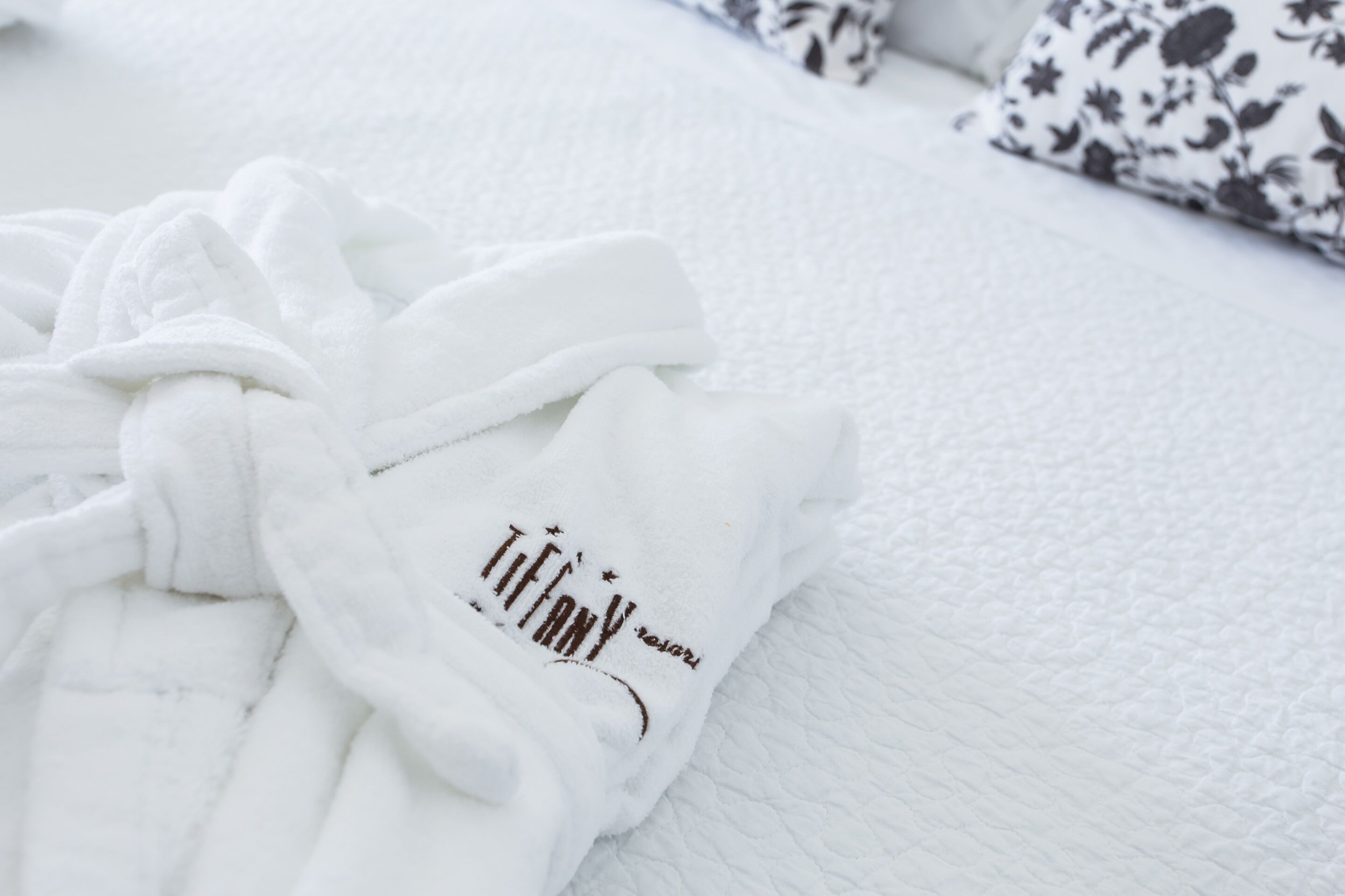 standard double or twin room | in-room safe, desk, bed sheets