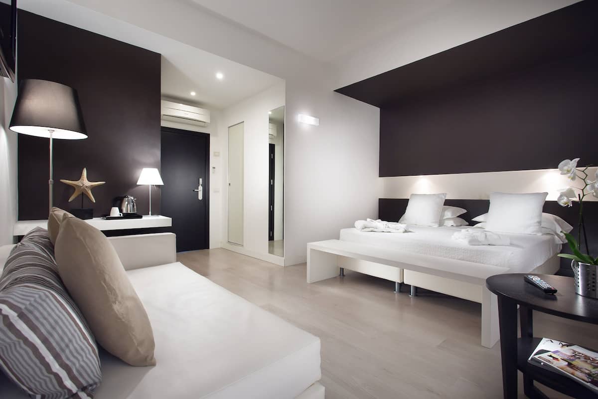 deluxe double or twin room | in-room safe, desk, bed sheets