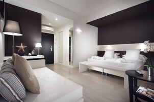 Caja de seguridad en la habitación, escritorio y ropa de cama 