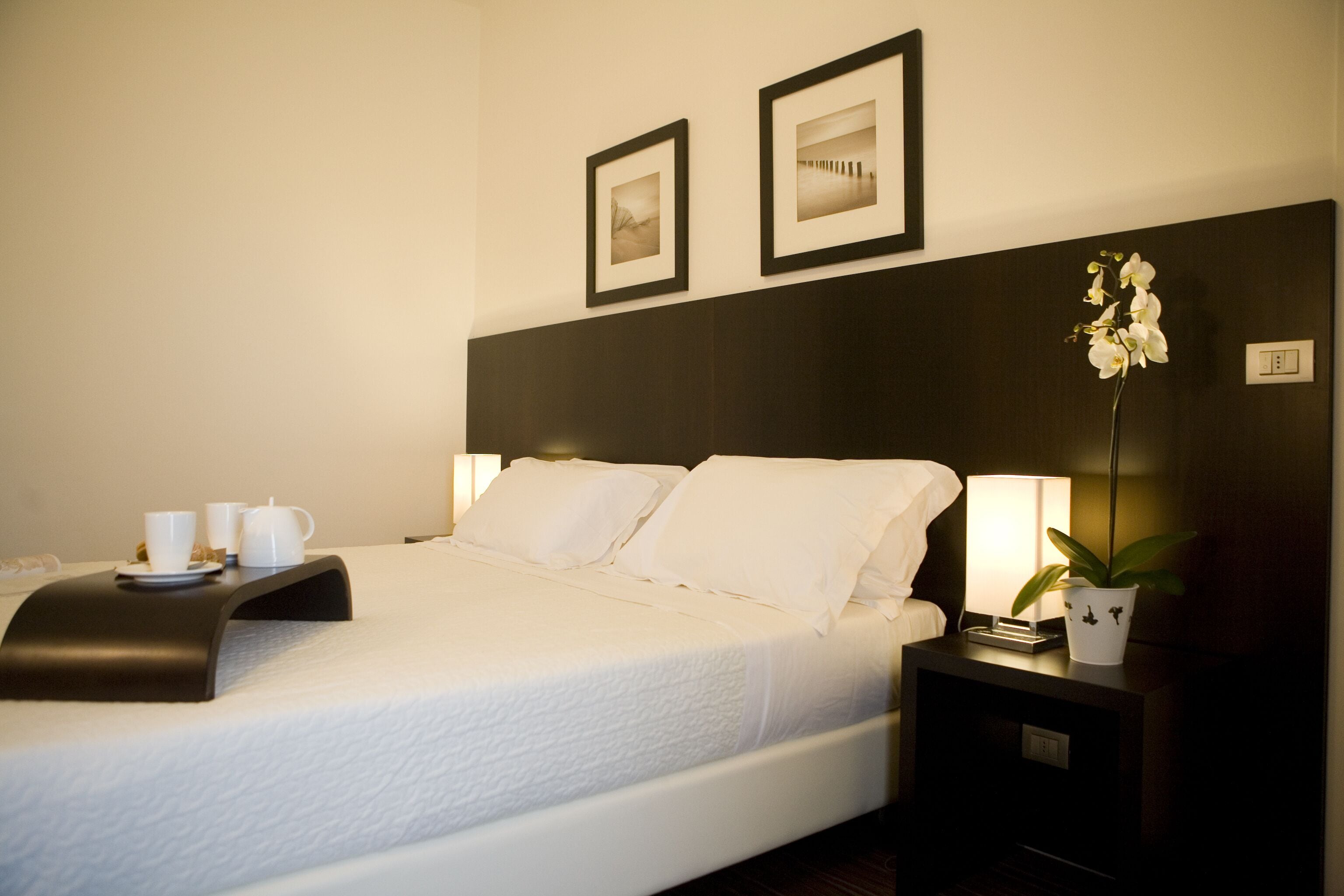 executive double room | in-room safe, desk, bed sheets