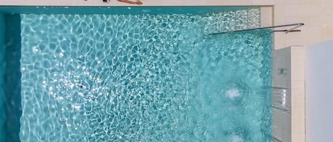 Piscina all'aperto, una piscina in terrazza, lettini