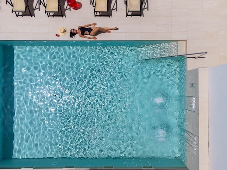Una piscina al aire libre, una piscina en la azotea