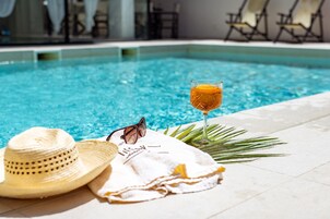 Una piscina al aire libre, una piscina en la azotea
