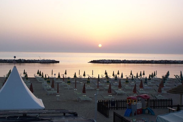 Caja de seguridad en la habitación y escritorio