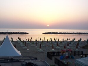 خزنة داخل الغرفة ومكتب وتجهيزات عازلة للصوت وواي فاي مجانًا