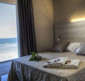 Caja de seguridad en la habitación y escritorio 