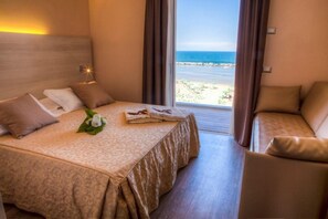 Habitación cuádruple superior, vista al océano | Caja de seguridad en la habitación, escritorio y insonorización 