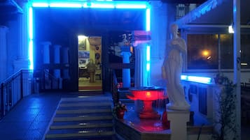 Façade de lâhĂ©bergement - soirĂ©e/nuit