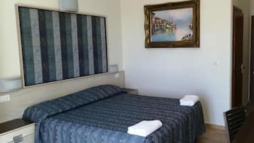 Zimmersafe, Schreibtisch, Verdunkelungsvorhänge, kostenlose Babybetten