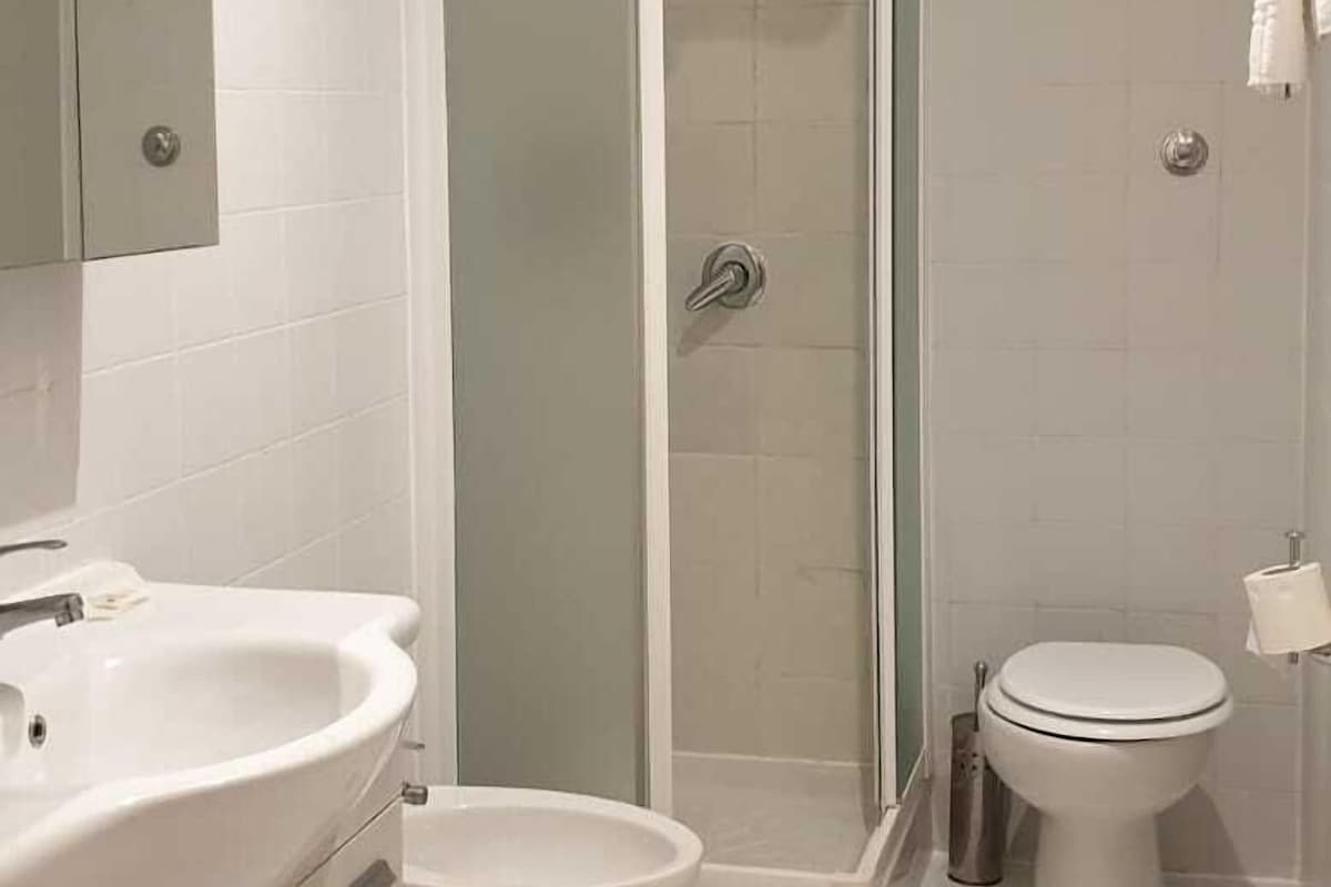 Salle de bain | Douche, articles de toilette (gratuits), séchoir à cheveux, bidet