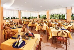 Petit déjeuner, déjeuner et dîner servis sur place