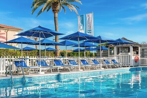 Alberca al aire libre por temporada y sombrillas en la alberca 