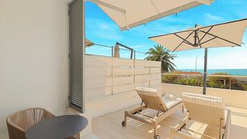Doppelzimmer, Terrasse, Meerseite | 1 Schlafzimmer, Minibar, Zimmersafe, individuell eingerichtet
