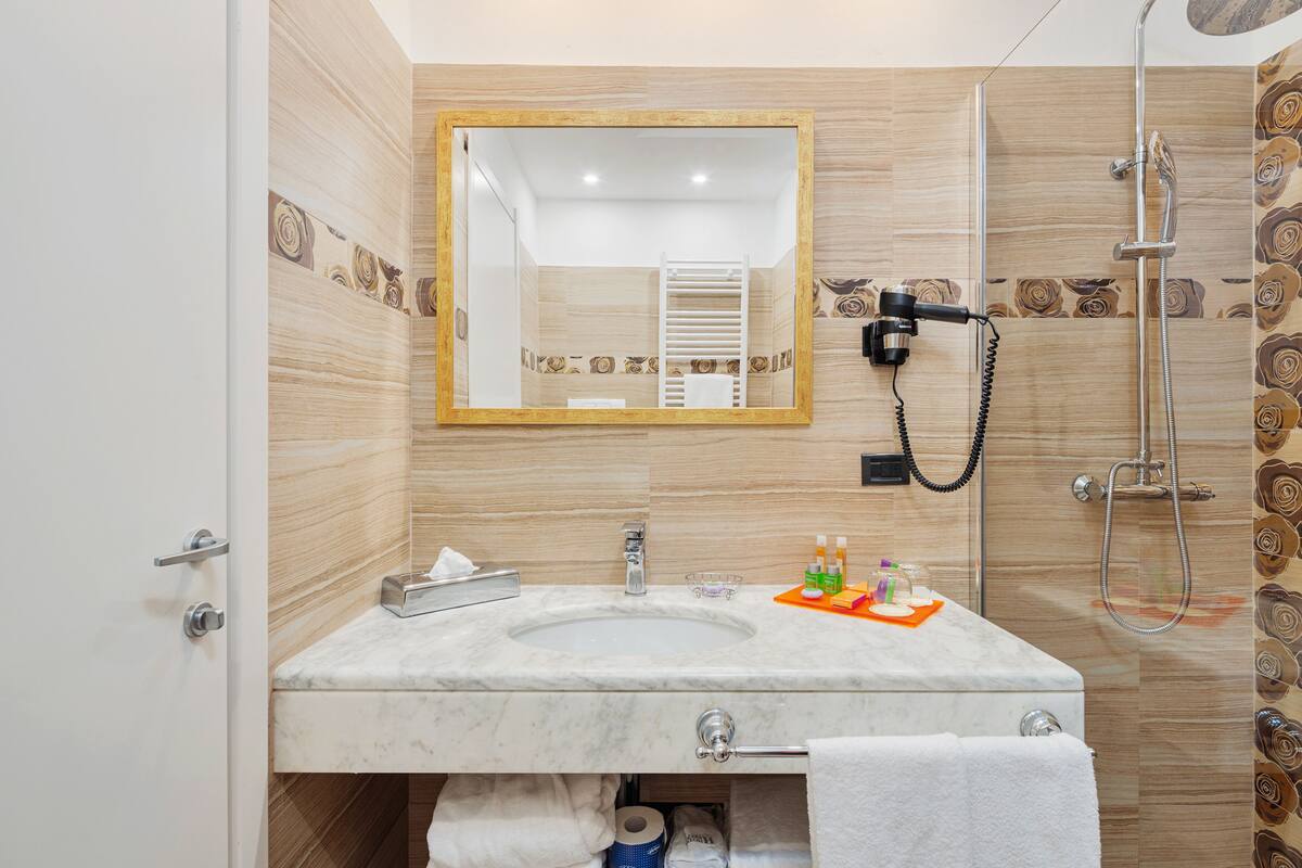 family room, 2 bedrooms, non smoking, 2 bathrooms | bathroom | shower, rainfall showerhead, eco-friendly toiletries, hair dryer