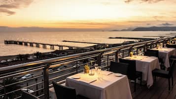 2 restaurants, lunch, dinner served; international cuisine