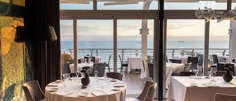 2 restaurants servant le déjeuner, spécialités Cuisine internationale