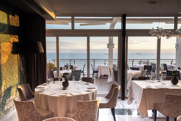 2 restaurants; lunch and dinner served