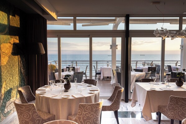 2 restaurantes, se sirven comidas, cenas y cocina internacional