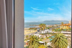 Doppia uso singolo, balcone, fronte mare | Minibar, una cassaforte in camera, con arredamento individuale