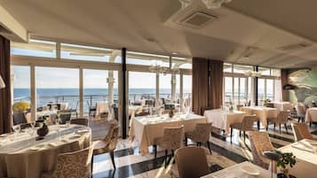 2 restaurants; ze serveren er lunch en diner