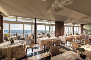 2 restaurants; lunch and dinner served - Hotel Excelsior (Massa)