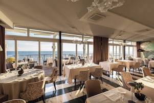 2 restaurantes; se sirve almuerzo y cena