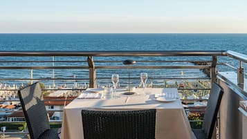 2 restaurants, lunch, dinner served; international cuisine