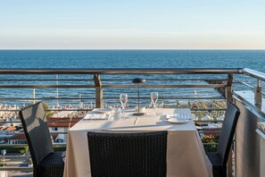 2 restaurants, lunch, dinner served; international cuisine