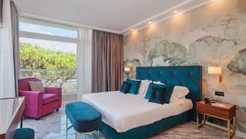 Minibar, Zimmersafe, individuell eingerichtet, Schreibtisch