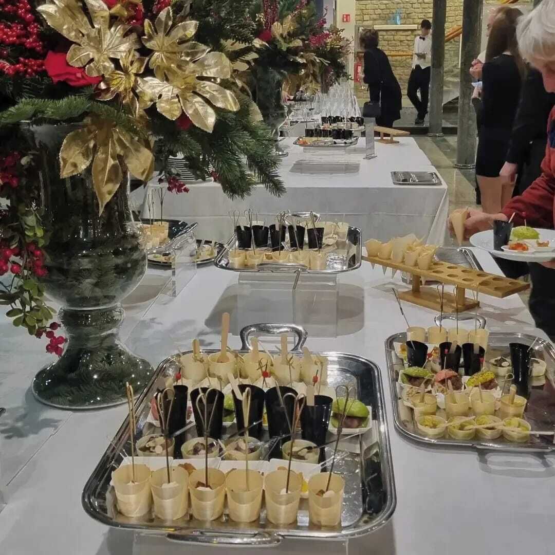Tarjolla on runsas buffet, jossa on monenlaista ruokaa ja juomaa.