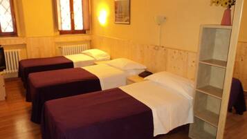 Chambre Quadruple | Bureau, lits pliants/supplémentaires, Wi-Fi gratuit